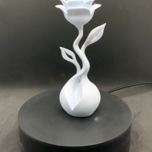 Rosa Escultural en Jarrón: Elegancia Minimalista
